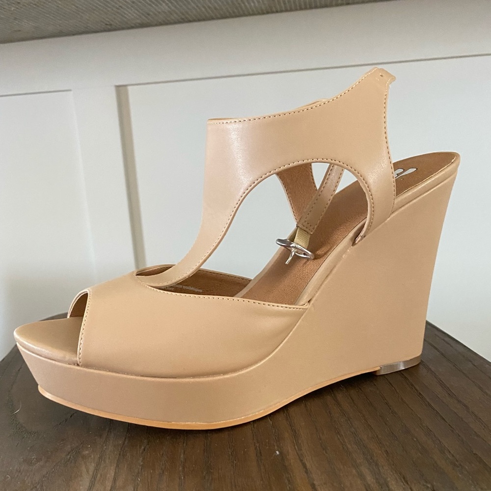 [SOLD] Tan wedge heels ✨[never been worn]✨